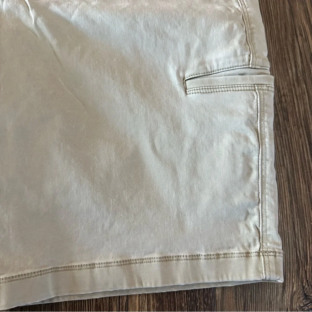 Tommy Bahama men's 36 khaki tan shorts soft - Picture 3 of 9